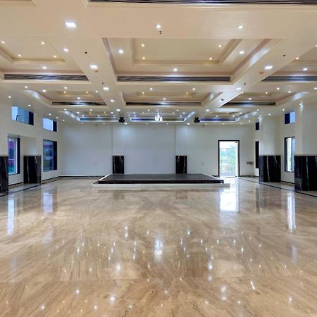 Vedika Garden Hotel Лонавала Екстериор снимка