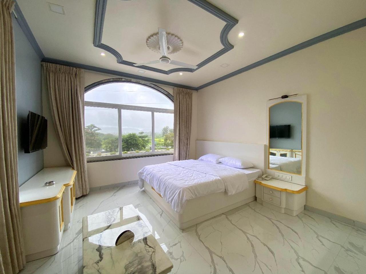 Vedika Garden Hotel Лонавала Екстериор снимка