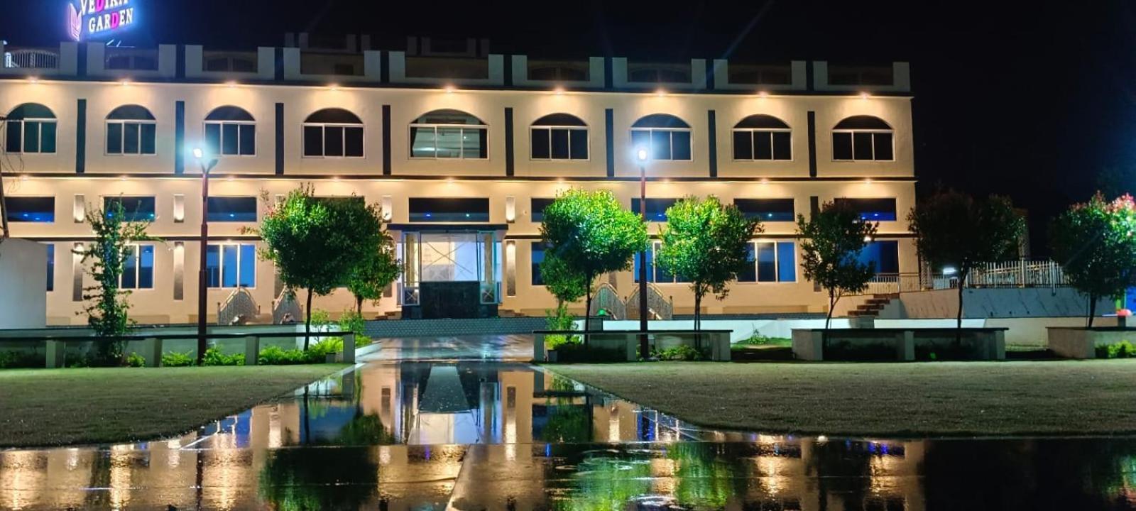 Vedika Garden Hotel Лонавала Екстериор снимка