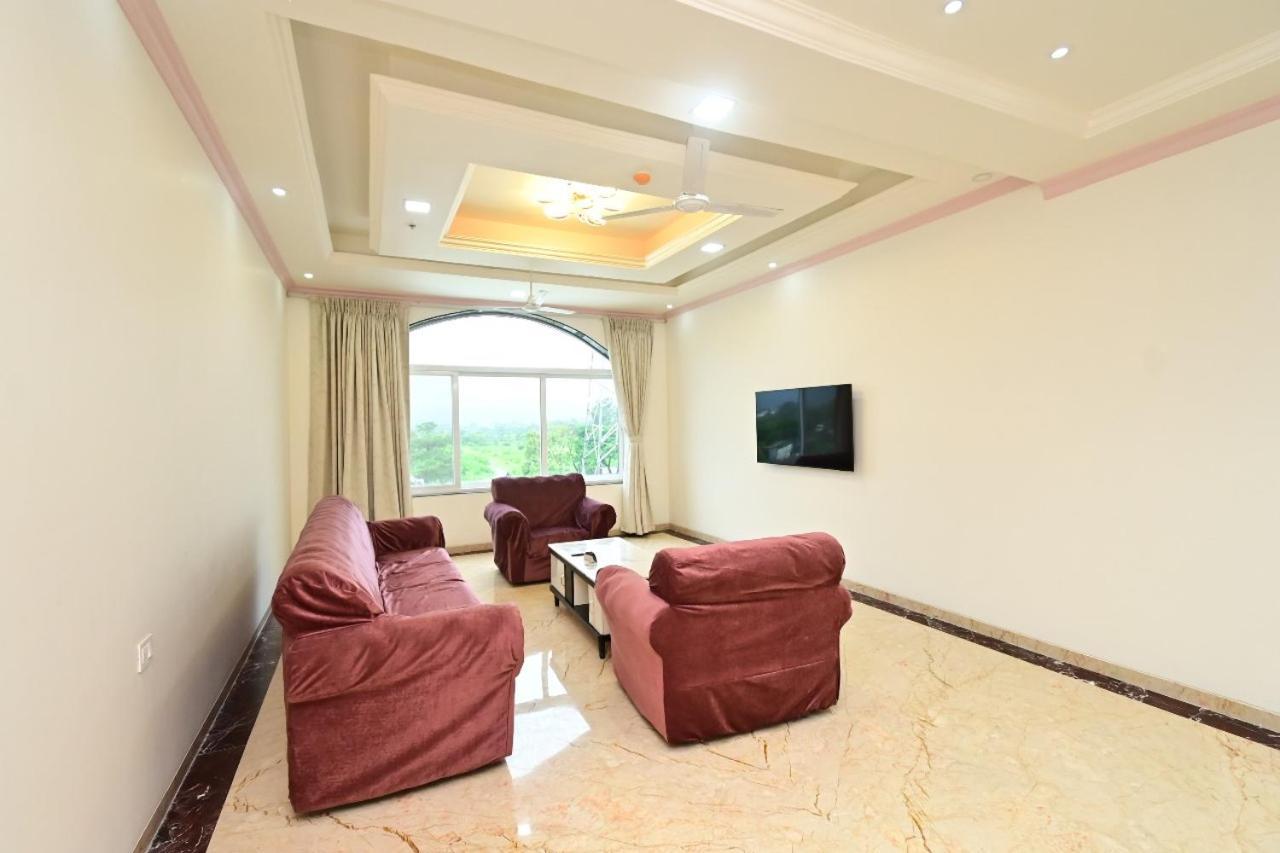 Vedika Garden Hotel Лонавала Екстериор снимка