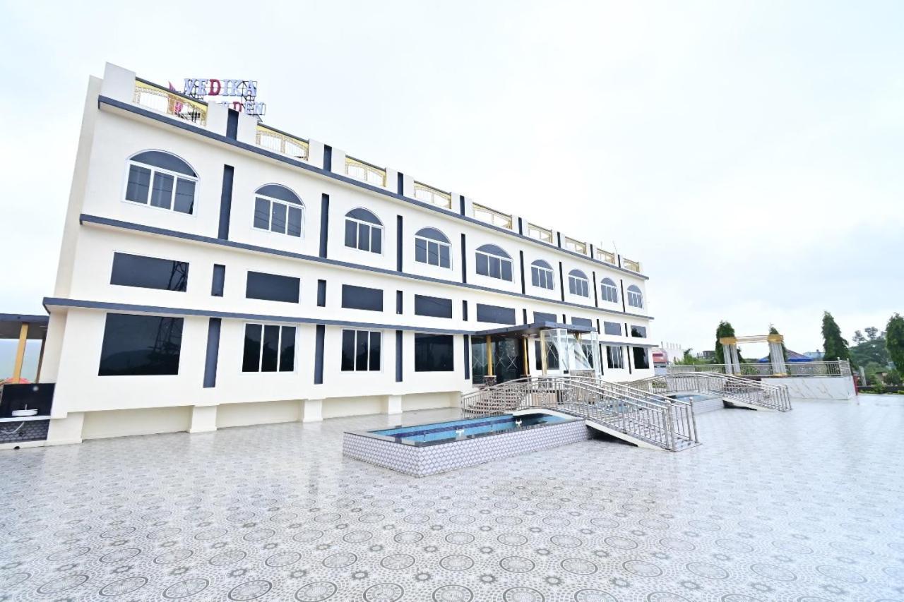 Vedika Garden Hotel Лонавала Екстериор снимка