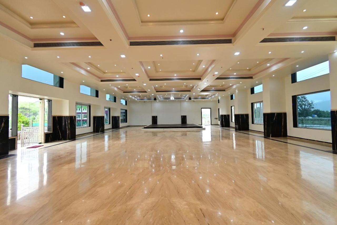 Vedika Garden Hotel Лонавала Екстериор снимка
