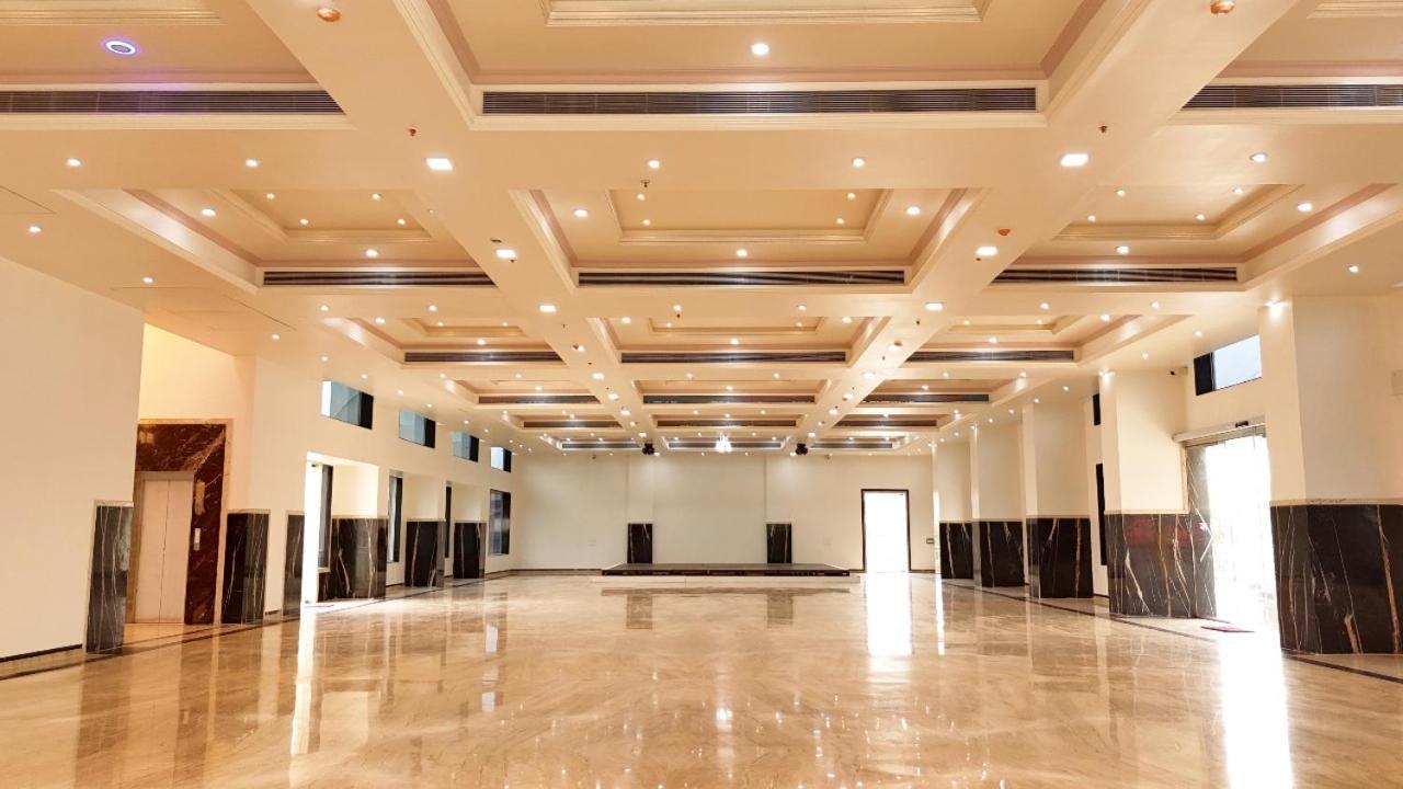 Vedika Garden Hotel Лонавала Екстериор снимка