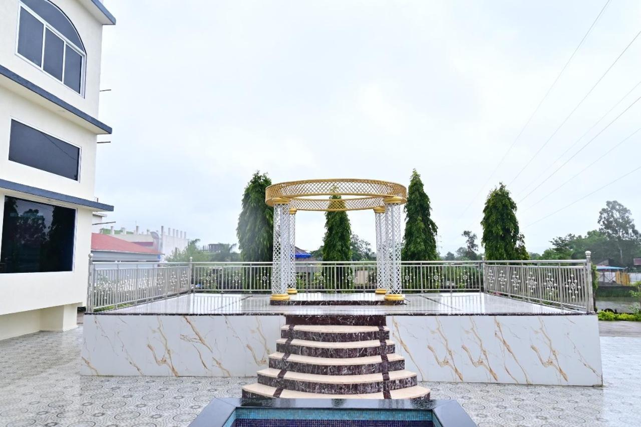 Vedika Garden Hotel Лонавала Екстериор снимка