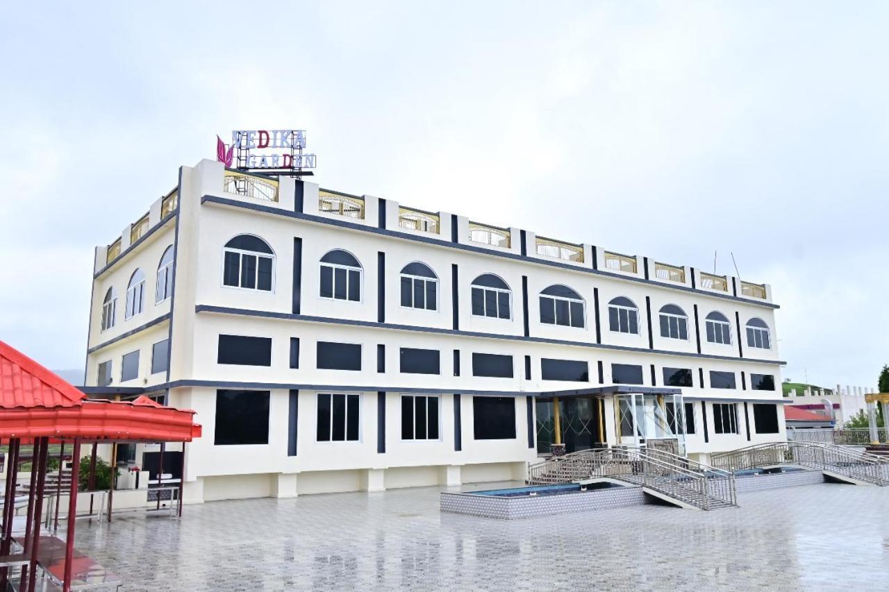 Vedika Garden Hotel Лонавала Екстериор снимка